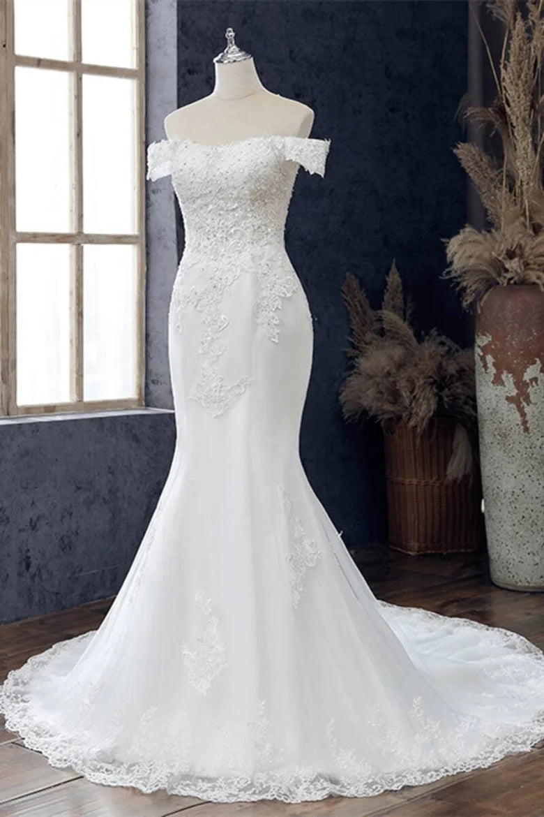 Vestido de novia de sirena con hombros descubiertos y encaje